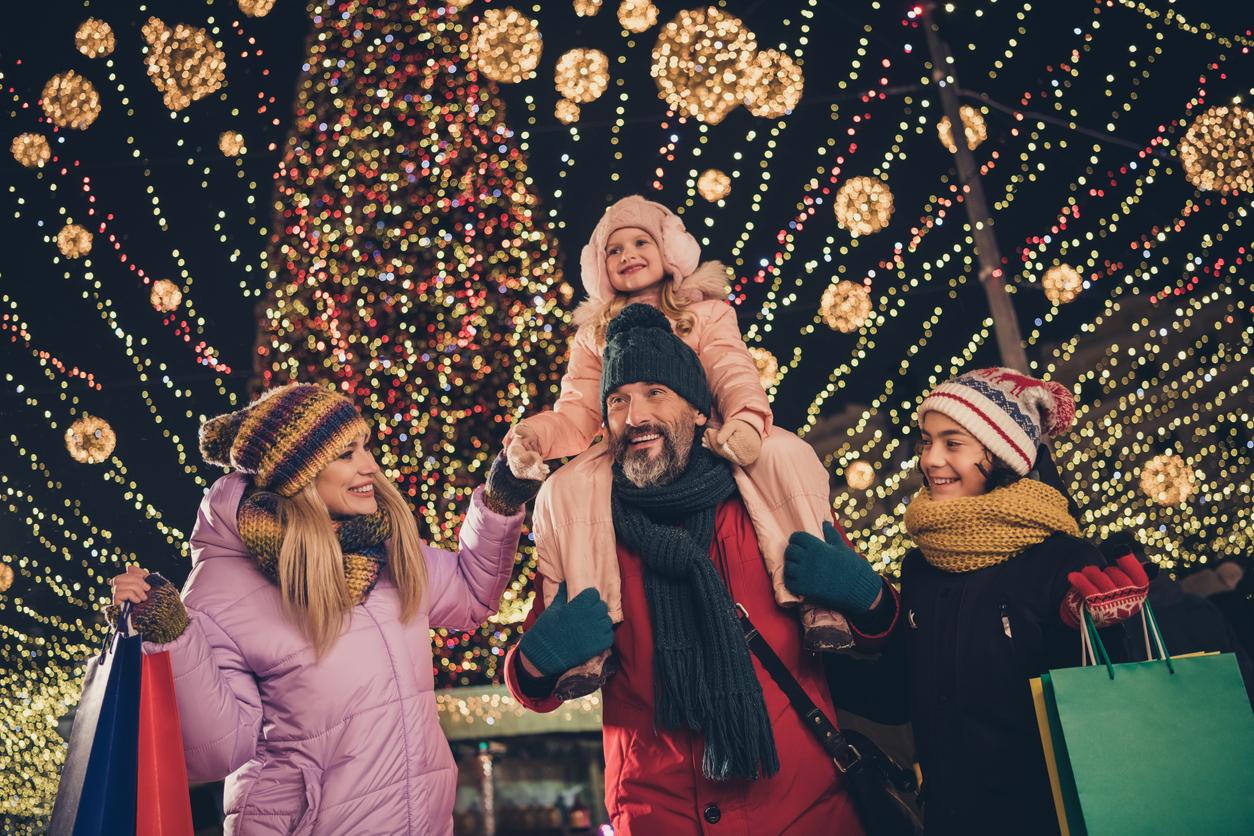 Familie mit Weihnachtsmützen auf ihrer Festtagsreise