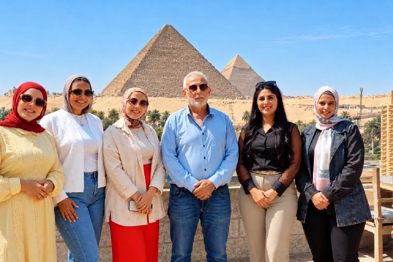 Das Memphis Tours Sales-Team vor den Pyramiden von Gizeh