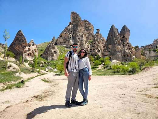Paar zwischen den Höhlenwohnungen im Uchisar-Tal in Kappadokien, Türkei